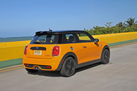 現時点での本国におけるバリエーションは「クーパーS」（2.0直4）、「クーパー」（1.5直3）、「ONE」（1.2直3）、「ONE D」および「クーパーD」（ともに1.5直3ディーゼル）の5種類（すべてターボ）。写真は「クーパーS」。