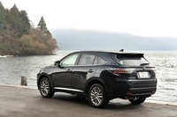 試乗車は、2リッターガソリンエンジン搭載のFF車。グレードは最上級の「プレミアム“アドバンストパッケージ”」で、車両本体価格は360万円。