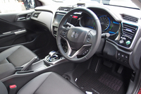 「グレイス ハイブリッドEX」のインストゥルメントパネル。