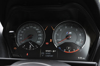 スピードメーター（左）には300km/hまで刻まれている。対するタコメーター（右）のレッドゾーンは7000rpmから。