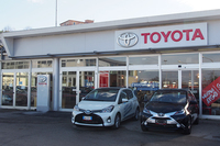 シエナのトヨタディーラー「エウロモータース」の店頭でも、「ヤリスハイブリッド」（写真左）とともに、新型「アイゴ」が迎えてくれた。