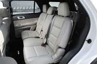 2列目シートは60:40分割可倒式でリクライニング機構をもつ。