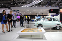 スバルのブースで。同社製の軽自動車55周年を祝うべく、スイス法人関係者の所有する「360」が展示された。注目する人々多数。もしや心のなかには、原点回帰願望も？