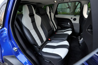 後席にもサイドサポートの張り出したスポーティーな形状のシートを採用。スペックの上では3人乗りとなっているが、中央席はあくまで非常用だ。