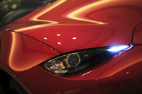 動物の目を思わせるデザインのLEDヘッドランプ。低いフロントノーズや短いフロントオーバーハングを実現するためには、コンパクトに設計できるLEDの採用が必須だった。
    