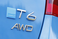 テールゲートに飾られる「polestar」のバッジ。ポールスター・レーシングとは、ボルボのモータースポーツ活動を18年にわたり支えてきたレーシングチームである。