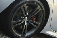 足元は「Farallon」と呼ばれる新デザインの20インチ鍛造ホイールに「ピレリPゼロ」の組み合わせ。
    