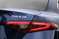 トランクリッドに控えめに記された「GIULIA」の文字。リアコンビネーションランプはLED式。