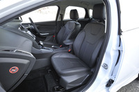 「スポーツ＋ エコブースト」ではレザーシート（一部合皮）が標準装備。