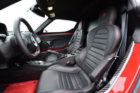 カーボン製のバスタブ型モノコックで形成されるキャビン。モノコック単体の重量は65kgで、その前後のサブフレームやルーフを補強するロールバーにも、軽量なアルミニウムが採用されている。
    