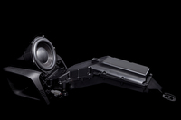 バックロードホーン型サブウーファーは、シートの下で折り返す筒状のホーン部で、音を増幅させる。