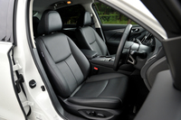 「Type P」「Type SP」に標準装備される本革シート。メモリー機能付きの電動調整機構が備わっている。
    