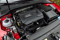 テスト車に搭載されていた1.8リッター直噴直4ターボエンジン。本国仕様にはこのほかにも、1.2リッターと1.4リッターのガソリンエンジン、1.6リッターと2リッターのディーゼルエンジンが用意されている。