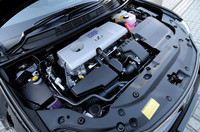 パワーユニットは1.8リッターのガソリンエンジンと電気モーターを組み合わせるもので、「トヨタ・プリウス」のそれを基本とする。
