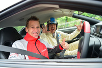 今年の春、レーシングドライバーのミハエル・クルム選手が駆る「GT-R」に同乗した際の一枚。（写真＝池之平昌信）