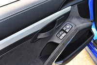 インナードアハンドルは「911 GT3 RS」と同じくストラップ式で、車内からは、写真のストラップを引っ張るとドアが開けられる。