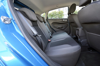 6：4分割可倒式のリアシート。
    