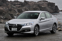ホンダ・アコードハイブリッドLX
    ボディーサイズ：全長×全幅×全高＝4915×1850×1465mm／ホイールベース：2775mm／車重：1620kg／駆動方式：FF／エンジン：2リッター直4 DOHC 16バルブ／モーター：交流同期電動機／エンジン最高出力：143ps/6200rpm／エンジン最大トルク：16.8kgm/3500-6000rpm／モーター最高出力：169ps/3857-8000rpm／モーター最大トルク：31.3kgm/0-3857rpm／タイヤ：（前）225/50R17 （後）225/50R17／価格：365万円