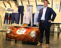 「ポルシェ356」のノーズをディスプレイしたパンツ専門サルトリア「ロータ」の3代目ミケーレ氏。