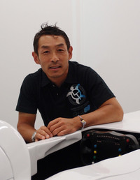 「東京バーチャルサーキット」のインストラクターを務める“砂子塾長”こと砂子智彦氏。豊富なレース経験とデータを元に、運転技術向上のノウハウを伝授する。