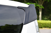 リアの側面上部には、フィン形状の空力パーツが装着される。