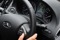 パワートレインから安全装備まで、車両の特性を細かく設定できるのは、新型「スカイライン」のセリングポイント。写真は、運転支援システムの状態を、メーター中央のディスプレイで確認しているところ。
    