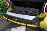 ルーフの左右の支柱は手動で脱着するタイプ。取り外した支柱は、写真のようにテールゲートに格納できる。