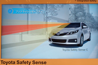 「Toyota Safety Sense C」および「Toyota Safety Sense P」の作動イメージ。トヨタはこれらの運転支援システムを、2017年末までに、ほぼ全てのトヨタブランドの乗用車に設定する予定だという。