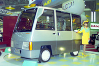 ダイハツのコンセプトカー「ハイゼット ダンボ」。コンパニオンはどこか「部屋とYシャツと私」をヒットさせた歌手、平松愛理風である。