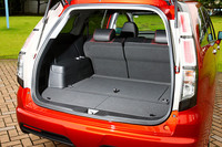 3列目のないRSTの荷室は、フラットなスペースが広がり、ステーションワゴン同様の使い勝手。