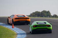 前走車（オレンジ）が「LP610-4」で、後続車（グリーン）が「LP580-2」。フロント同様、リアバンパーの形状も変更されているのがわかる。