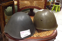 軍用ヘルメット。右はドイツ軍用と思われるもので20ユーロ（約2750円）、左は25ユーロ（約3440円）。