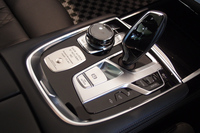 センターコンソールには、独自のシリアルプレート（写真左）が添えられる。