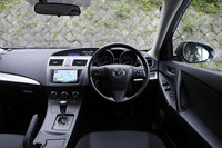 運転席まわりの様子。写真は「20C-SKYACTIV」のもの。