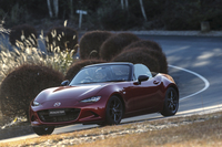 ライトハンダーを行く新型「ロードスター」。試乗の舞台は静岡県伊豆市の日本サイクルスポーツセンター。