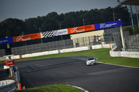 筑波サーキットのメインストレートを行く「ルーテシアR.S.トロフィー」。