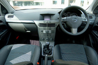 新型「オペル・アストラ」、スポーティに生まれ変わって登場の画像