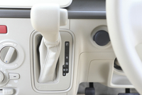 トランスミッションにはCVTに加え、シングルクラッチ式ATの「5AGS」（5段オートギアシフト）も用意されている。
    