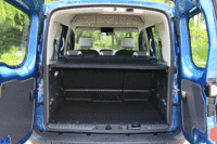 後席は6：4の分割可倒式。すべて倒すことで広大なラゲッジルームが出現する。（写真をクリックすると荷室のアレンジが見られます）