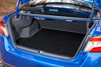 トランクルームの仕様はベース車と共通。リアシートには3：2の分割可倒機構が備わっている。