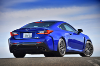 L字型の立体的なリアコンビランプや、「IS F」から継承される4本出しの楕円（だえん）形マフラーエンドが目を引く。