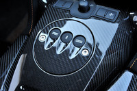 センターコンソールには走行モード切り替えボタンが用意される。「A」は自動変速するオートモード。「CORSA」は最もスポーティーな姿勢変化を許すモード。