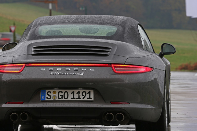 【スペック】911カレラ4Sカブリオレ：全長×全幅×全高＝4491×1852×1304mm／ホイールベース＝2450mm／車重＝1515kg／駆動方式＝4WD／3.8リッター水平対向6DOHC24バルブ（400ps/7400rpm、44.9kgm/5600rpm）／燃費（NEDC）＝10.0リッター/100km（MT）、9.2リッター/100km（PDK）（欧州仕様車）