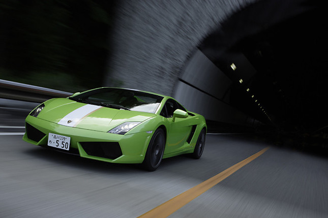 【スペック】全長×全幅×全高＝4345×1900×1165mm／ホイールベース＝2560mm／車重＝1580kg／駆動方式＝MR／5.2リッターV10DOHC40バルブ（550ps/8000rpm、55.0kgm/6500rpm）／価格＝2745万2250円（テスト車＝3146万1675円／ライトパッケージ＝22万3125円／カーボンセラミックブレーキ＝194万400円／カーボンインテリアパッケージII＝115万7100円／トラベルパッケージ＝8万850円／カーボンファイバーエンジンベイトリム＝53万5500円／盗難防止システム＝7万2450円））
