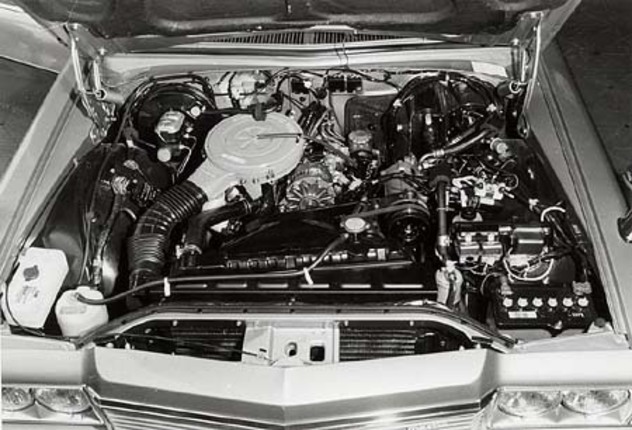 総排気量654cc×2から最高出力135ps/6000rpm、最大トルク19.0kgm/4000rpmを発生する13B型ロータリーエンジンは、コンパクトゆえ補機類に隠れてほとんど見えない。