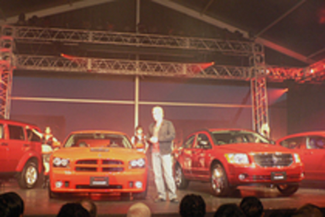 発売予定の4車種を前に、「ダッジは生活を楽しむ人たち向けのクルマ」と発表会でコメントした、ダイムラークライスラー日本クライスラー部門の、クリストファー・エリス代表取締役副社長。