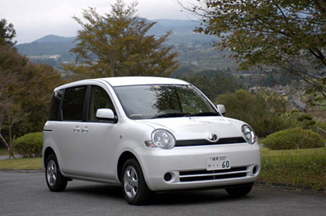 【スペック】全長×全幅×全高＝4100×1695×1680mm／ホイールベース＝2700mm／車重＝1330kg／駆動方式＝4WD／1.5リッター直4DOHC16バルブ（105ps／6000rpm、14.1kgm／4200rpm）／車両本体価格＝184.0万円（テスト車＝229.1万円）