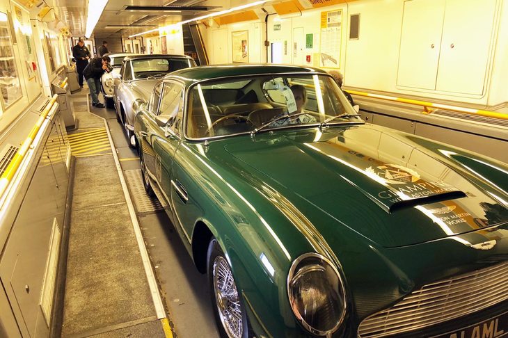 フランスへはユーロトンネルを通る列車を使って渡海。写真はシャトル（車両運搬列車）に積まれた3台のクラシックモデル。