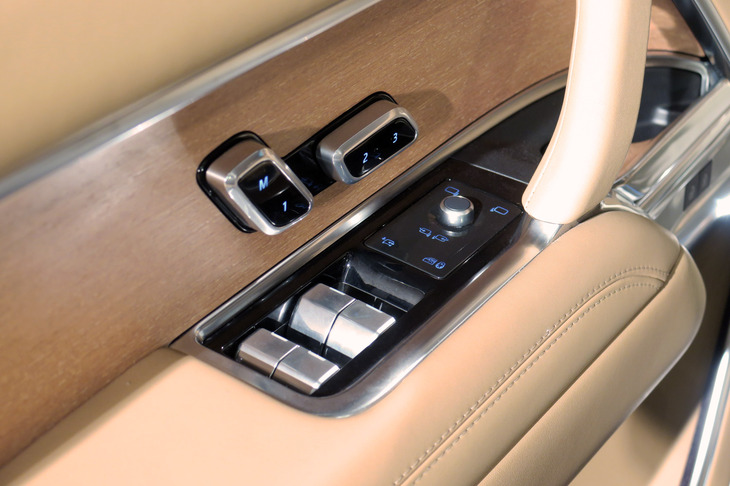 ランドローバー・レンジローバーSV P530（フロントドアコンソール）