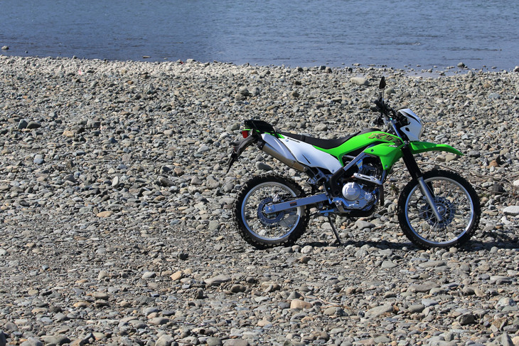 バランスのよい車体と粘り強いエンジンが印象的だった「KLX230」。オフロード走行がとにかく楽しいバイクに仕上がっていた。